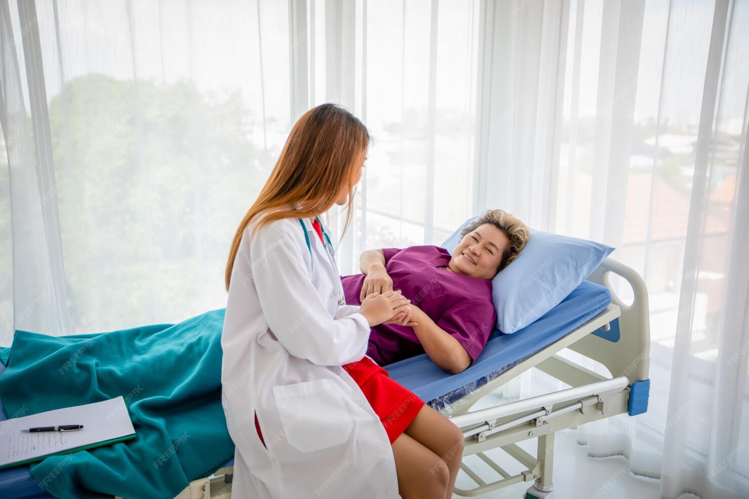 doctor-meeting-explaining-medication-old-woman-patient-lying-bed-hospitals_1048944-4871945 Women’s Health